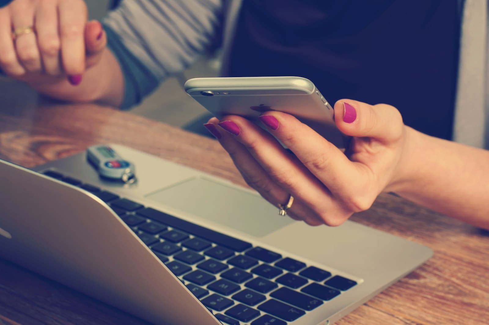Personne au téléphone dans un bureau