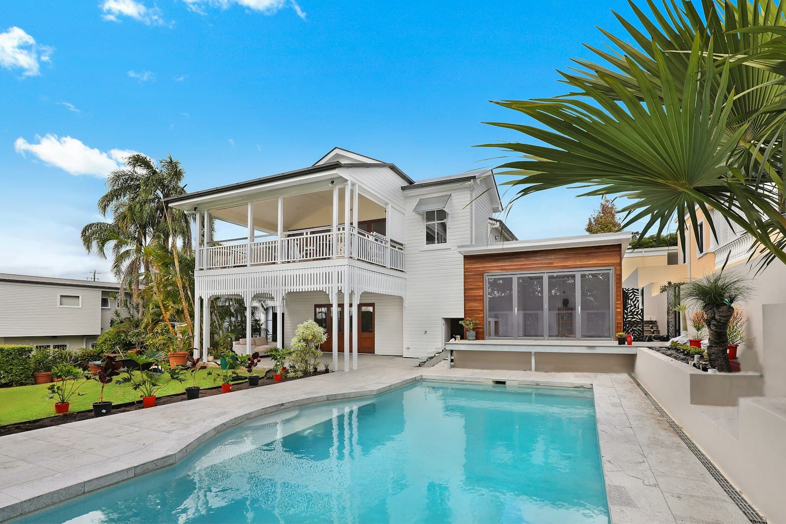 Maison moderne avec jardin
