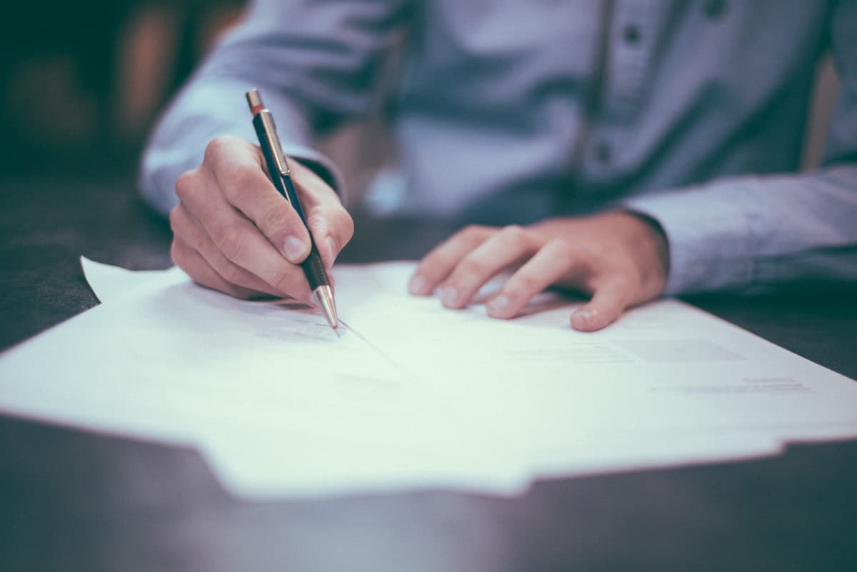 Mandat de vente signé entre un agent immobilier et un propriétaire